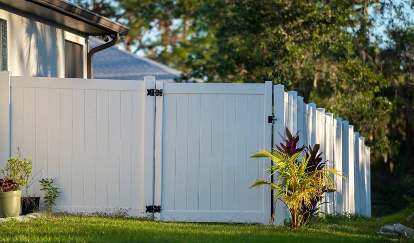 66cf499f6da14ed5455e3eeb_vinyl-fence_